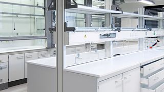Abb. 1: Auch bei Laboreinrichtungen ist der Begriff „Nachhaltigkeit“ in den letzten Jahren zu einem Schlagwort geworden. (Bild: Laborbau Systeme Hemling)