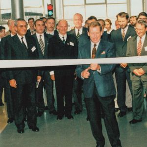 Der damalige tschechische Präsident Václav Havel durchschnitt am Dienstag, dem 3. September 1996, das Band zum Start der Serienproduktion des Octavia.(Bild:  Škoda)