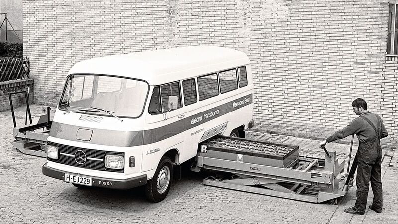 Schieben statt laden: Beim LE 306 aus dem Jahr 1972 setzte Mercedes-Benz statt auf langes Laden noch auf einen Battterietausch mithilfe der Durchschiebe-Querwechseltechnik. Der Batteriewechsel dauerte nicht länger als ein typischer Tankvorgang. (Bild: ©)
