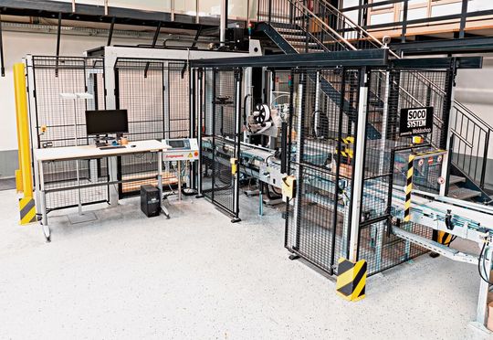 Das Etikettiersystem Logomatic 400 Linerless bei Woldoshop ist in eine Verpackungslinie des Herstellers Soco System integriert und kann bis zu 15 Kartons pro Minute etikettieren.(Bild:  Woldoshop)