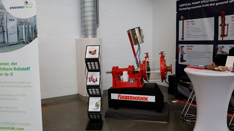 In den Pausen zwischen den Vorträgen können die Teilnehmer bei einer kleinen Stärkung die Ausstellung besuchen und ausgestellte Pumpen live miterleben. (Bild: Junker / PROCESS)