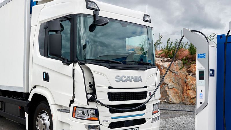 Mit dem Elektro-Lkw 25 P will Scania am prognostizierten Wachstum des E-Antriebs in dieser Fahrzeugklasse teilhaben.(Bild:  Scania)