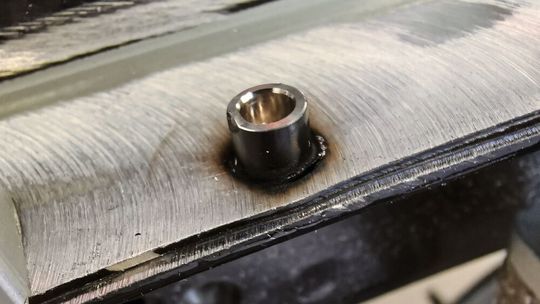 Die Reparatur der Verbindung erfolgt mit einem – hier gerade aufgeschweißten – Fließformschweißniet. Die Reparatur der Verbindung erfolgt mit einem – hier gerade aufgeschweißten – Fließformschweißniet.