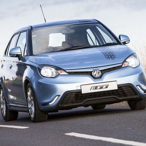 Der sportlich ausgelegte Kompaktwagen MG3 wird von einem 106 PS starken 1,5-Liter-Benzin-Motor angetrieben und kostet umgerechnet zwischen 10.300 und 12.260 Euro.