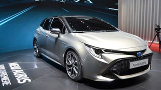 Die Fahrzeugfront des neuen Auris unterscheidet sich optisch am deutlichsten vom Vorgänger. (Bild: Seyerlein / »kfz-betrieb«)