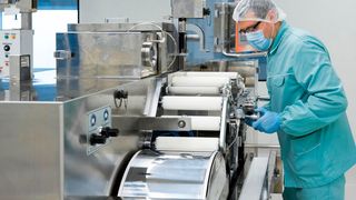 Mit kapazitativen Sensortechnologien lassen sich Hygienemaßnahmen im produzierenden Gewerbe wirksam umsetzen.  (Bild: Bigstock)