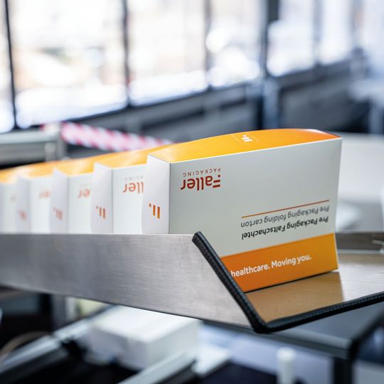 Mit dem Pre-Packaging Service von Faller Packaging ist die Befüllung vorkonfektionierter Pharmaverpackungen beim Kunden möglich.(Bild:  Faller Packaging, Schubert-Pharma)