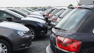 Der Bayram-Hof ist voller Neuwagen, allerdings nicht wegen mangelnder Auftragseingänge: Die Autos sind bereit zur Übergabe. (Foto: Grimm)