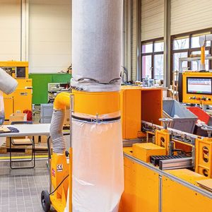 Das fahrbare Radialgebläse mit Staubfiltersack erfasst die beim Schneiden anfallenden Faserspäne unkompliziert.(Bild:  Esta)