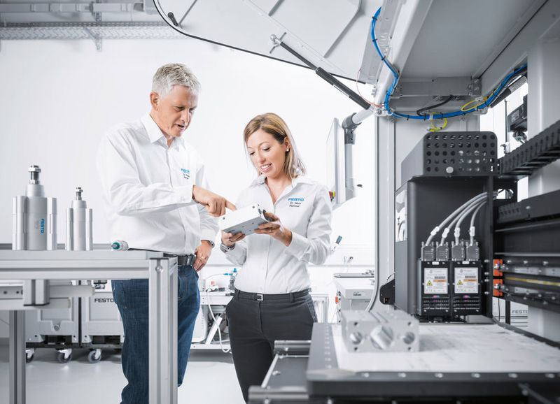 Blick in die Technologiefabrik von Festo in Scharnhausen: In der Testanlage für Digitaldruck prüfen Verfahrensentwickler die Möglichkeiten zur Kennzeichnung von Produkten. (Bild: Festo)
