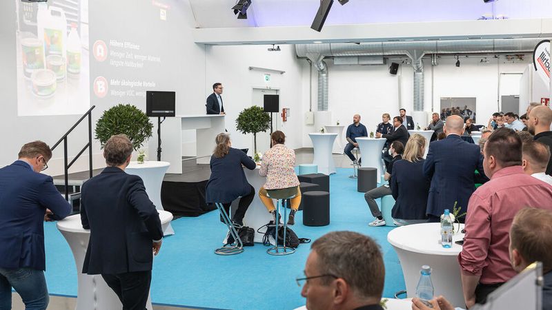 Auch Glasurit war mit der Reihe 100 im Impuls-Café vertreten. Hendrik Franke, Regional Technical Manager, kennt sich mit dem Lacksystem aus. (Bild: Stefan Bausewein)