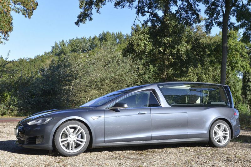 Remetzcar hat als erster einen Tesla Model S zum Leichenwagen umgebaut. (Remetzcar)