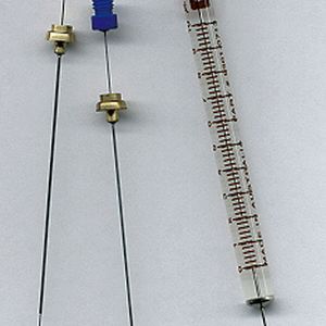 Abb.2: Verschiedene SPME- Fasern mit Faserhalterung neben einer handelsüblichen GC- Injektionsspritze.