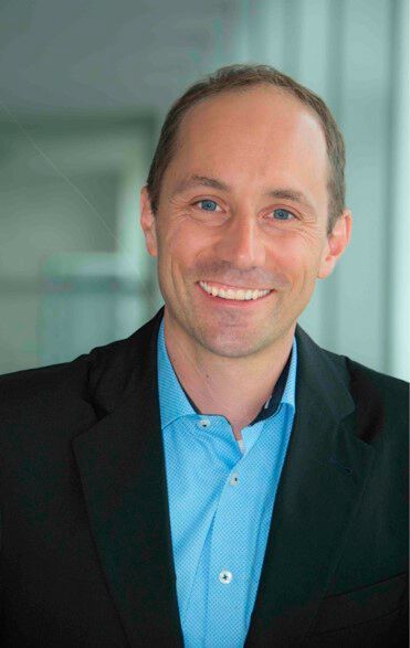 Prof. Philipp Schmid, Professor für Geschäftsentwicklung und Vertrieb bei der Hochschule Kempten, spricht über „menschliche Nähe als Schlüssel zum Erfolg.“  Das komplette Statement finden Sie in unserem ausführlichen  Trenddossier 2024. (Bild: Prof. Philipp Schmid)