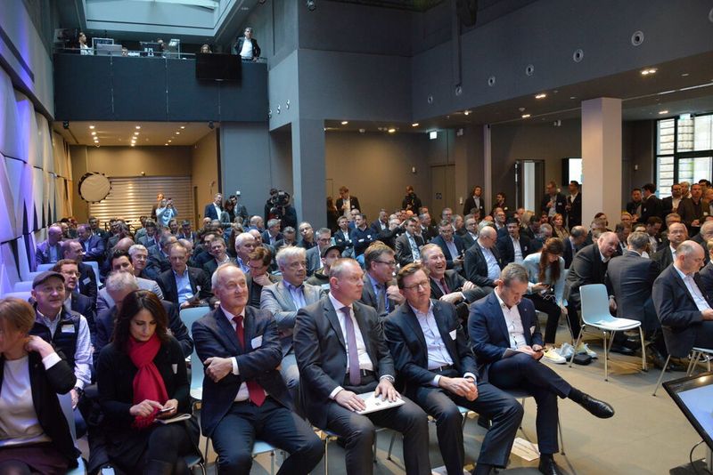  Auch in diesem Jahr füllte die Präsentation des DAT-Reports den Saal.  (Achter)