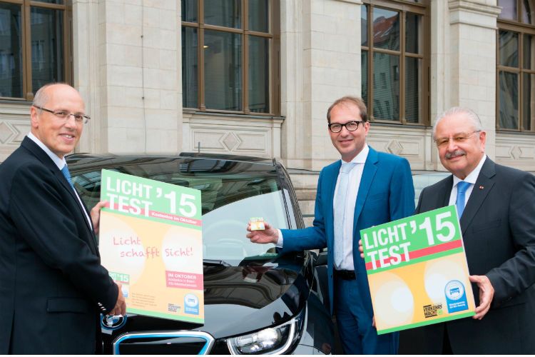 Vorstellung des neuen Lichttest-Designs: (v.li.) Kurt Bodewig, Präsident der Deutschen Verkehrswacht, Verkehrsminister Alexander Dobrindt und ZDK-Präsident Jürgen Karpinski. (Foto: Promotor)