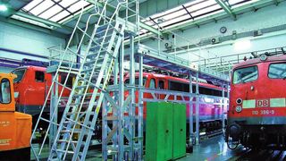 Der Zugang zu den Dacharbeitsständen erfolgt über Variotreppen mit selbstschließenden Sicherungstüren. Die Stufen bleiben dabei stets waagerecht und ermöglichen einen sicheren Tritt.  (Bild: Günzburger Steigtechnik)