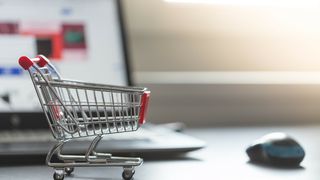 mini-einkaufswagen-mit-laptop-im-hintergrund-onlineshopping-stockpack-adobe-stock-1-scaled (Quelle: Patrick Daxenbichler - Adobe Stock)