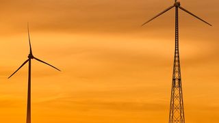 Links sieht man eine übliche Windkraftanlage. Rechts steht das weltweit größte System dieser Art, das von der Gicon-Gruppe gebaut wurde. Nur sie beherrsche den Bau in diese Höhen, um die doppelte Leistung durch größere Rotoren zu erreichen. Die Giganten will man nun in die Welt exportieren ... (Bild: Gicon)