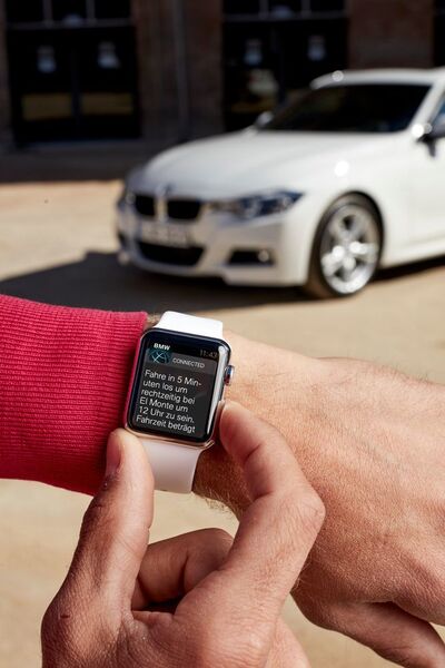Da BMW Connected auch über die aktuelle Verkehrssituation informiert ist, mahnt die App schon am Frühstückstisch zum rechtzeitigen Aufbruch, um nicht zu spät zu kommen - das funktioniert auch mit der iWatch. (BMW)