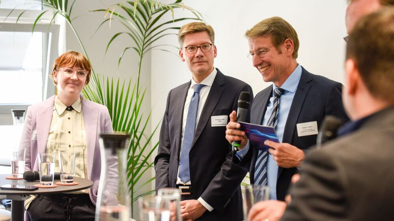 Die Referentin Pauline Schur (Nabu), der Parlamentarische Staatssekretär Christian Hirte (Mitte) sowie ZDK-Geschäftsführer Jürgen Hasler. (Bild: ZDK)