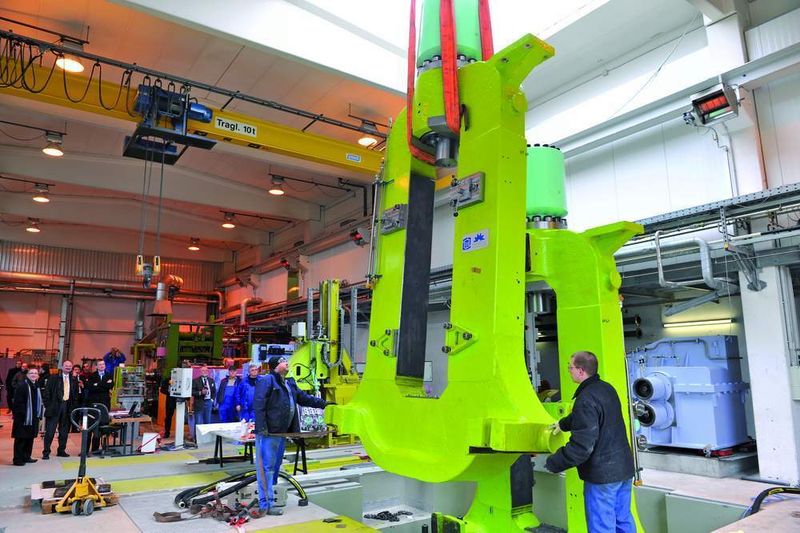 Per Kran wurde das über 100 t schwere Walzgerüst Ende März in die Halle des Instituts für Metallformung gehievt. Es vervollständigt die Pilot-Walzanlage, mit der an der Herstellung extrem dünner Magnesiumbleche geforscht wird. Bild: TU Bergakademie Freiberg (Archiv: Vogel Business Media)