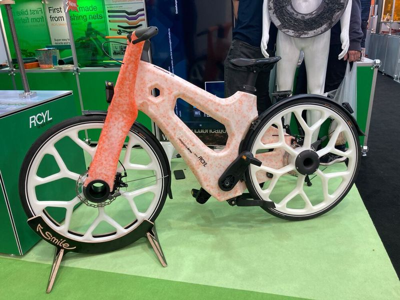 Das Igus-Fahrrad, zu 92 Prozent aus Kunststoff gefertigt, wird bald in Köln hergestellt. (Bild: Stefanie Michel)
