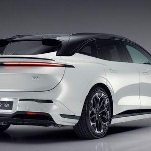 Gegen den aktuellen Trend verzichtet das Modell auf ein durchgehendes Leuchtenband am Heck.(Bild:  Zeekr)