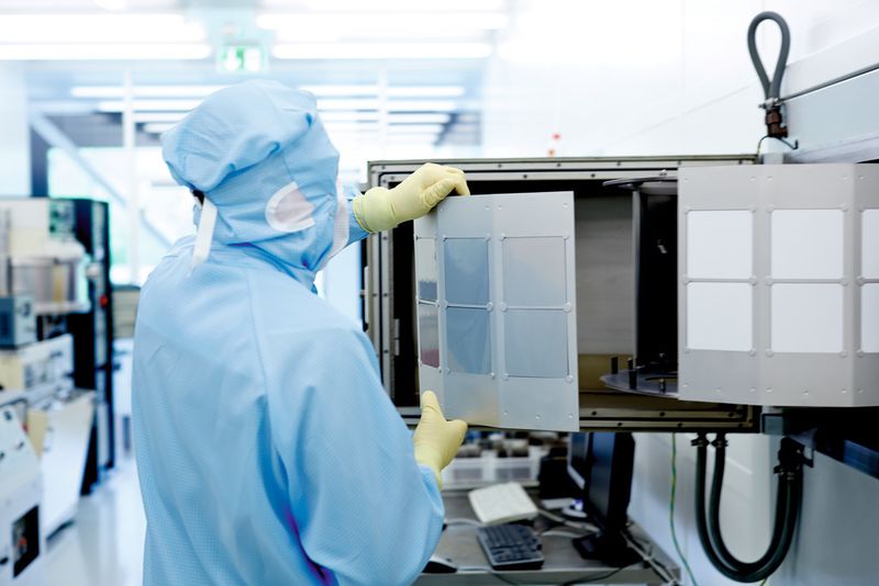In den neuen Reinräumen der Innovative Sensor Technology IST wird in der Beschichtung Platin von höchster Reinheit auf ein Keramiksubstrat „gesputtert“ (geschossen). (Bild: IST)