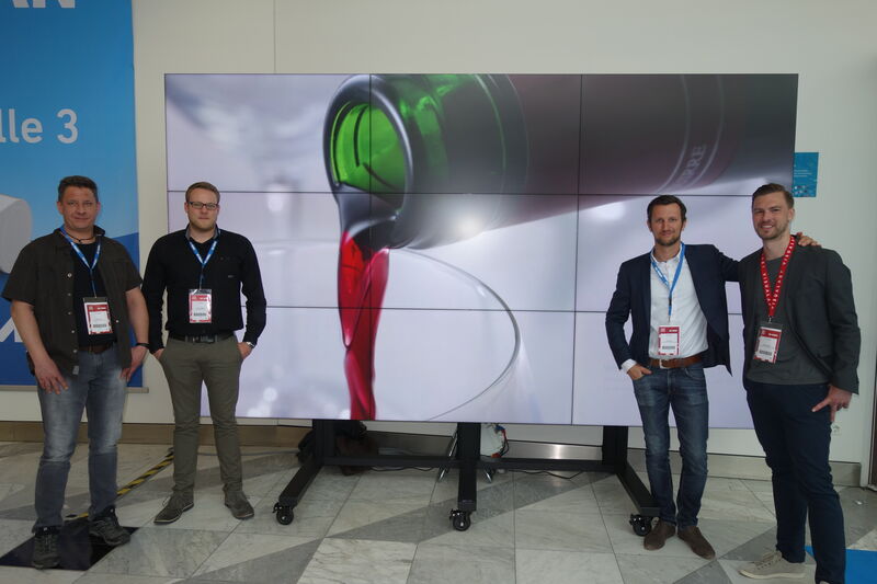 Die Displays von Samsung, das Konferenztraum Team (l.) Moritz Jüngst und Oliver Klos hat es aufgebaut und die Visual Art Jungs Kristof Engli und Ralph Güssgen haben den Content und Software geliefert. Und von wem ist der Wein? (Bild: IT-BUSINESS)