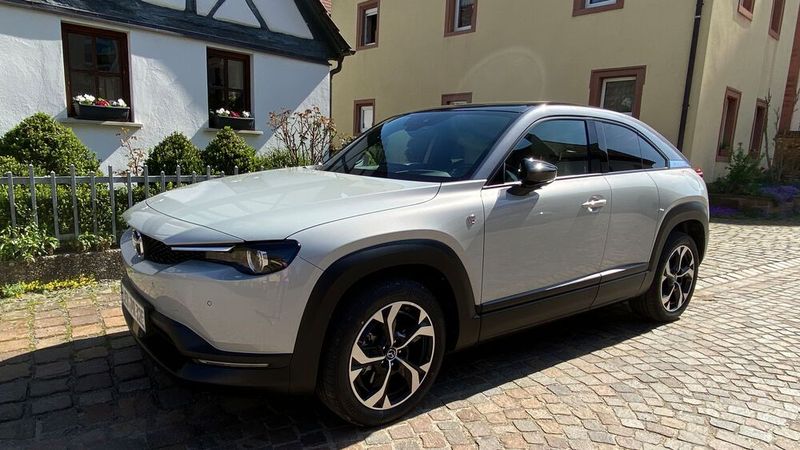 Auf jeden Fall ein Hingucker: der Mazda MX-30 R-EV. (Bild:  Kuhn – VCG)