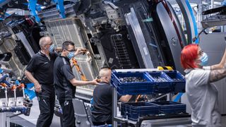 Mitarbeiter fertigen in der Factory 56 im Mercedes-Benz-Werk Sindelfingen die Elektro-Limousine EQS. (Mercedes-Benz)