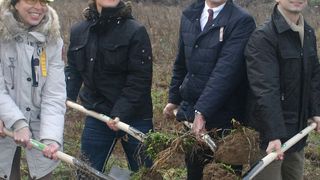 Machten gemeinsam den ersten symbolischen Spatenstich für das neue BMW-Autohaus in Geldern: Marion Fett-Walter (Inhaberin Fett & Wirtz, Geschäftsführerin), Marlene Wirtz (Inhaberin Fett & Wirtz, Marketingleitung), Erwin Schmidt (BMW AG), Martin Bauer (verantwortlicher Architekt). (Fett & Wirtz)