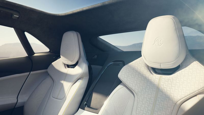 Das Panoramadach sorgt für ein luftigeres Raumgefühl. (Bild: Lotus)