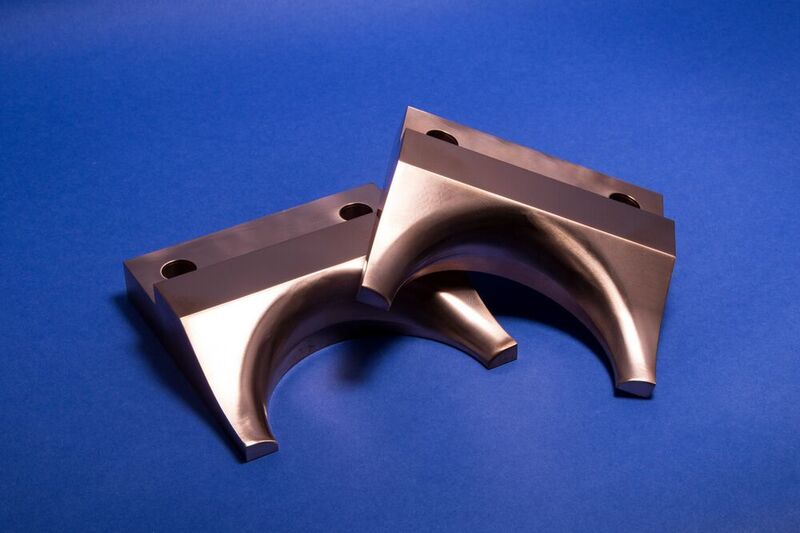 3D gefräste Kupferkonturstücke für Fertigungsanlagen bieten den Gegenpol beim Widerstandsschweißen. (Tim Kleinwaechter)