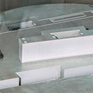 Auch mit einer kleinen Wasserstrahlschneidanlage sind Präzisionsschnitte an einer 50 mm dicken Aluminiumplatte möglich.