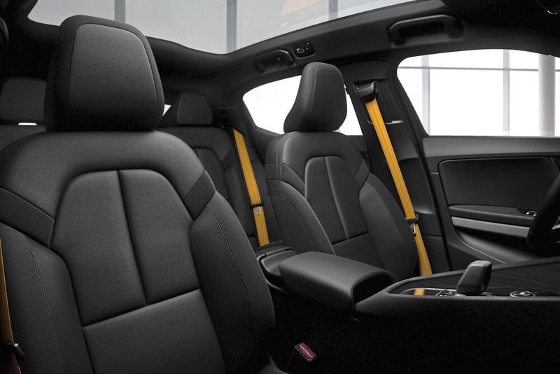 Der 2 kostet in der umfangreich ausgestatteten „Launch Version“ rund 60.000 Euro. Es ist auch eine abgespeckte Basisversion für rund 40.000 Euro geplant. (Polestar)