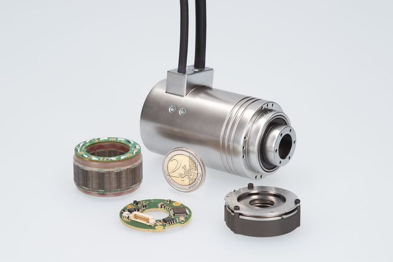 9. Der TQ-Robodrive Universalmotor von TQ-Systems hat einen Durchmesser von 38mm, eine integrierte Sicherheitsbremse und einen hochauflösenden Absolut-Wertgeber. Der Motor weist einen  Hohlwellendurchmesser von 8 mm auf und soll eine hohe Drehmomentdichte bei einer kompakten Bauform bieten. (TQ)