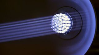 Wer seine Augen länger als 10 Sekunden direkt weißem oder blauem LED-Licht aussetzt gefährdet seine Netzhaut. (Foto: R. B., pixelio.de)