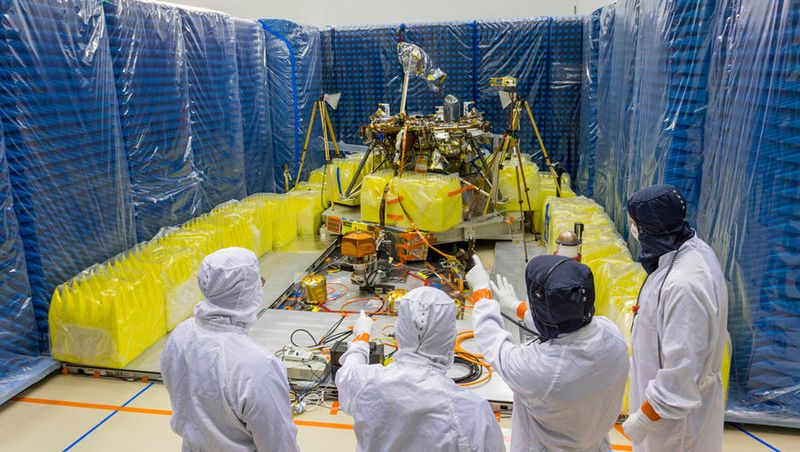 Arbeiten am InSight Lander. (Bild: NASA)