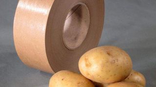 Der Leim der Nassklebestreifen von Schümann wird aus Kartoffelstärke gewonnen und das Holz für die Kraftpapiere stammt aus EU-Forstwirtschaften nach dem PEFC-Standard.  (Bild: Schümann)