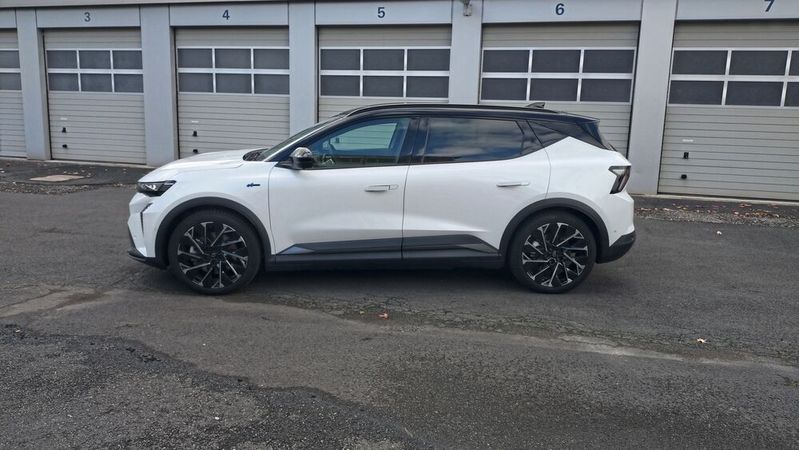 Wir haben den Renault Scénic E-Tech in der Top-Version Esprit Alpine Long Range fahren können.(Bild:  Sven Prawitz/Vogel Communications Group)