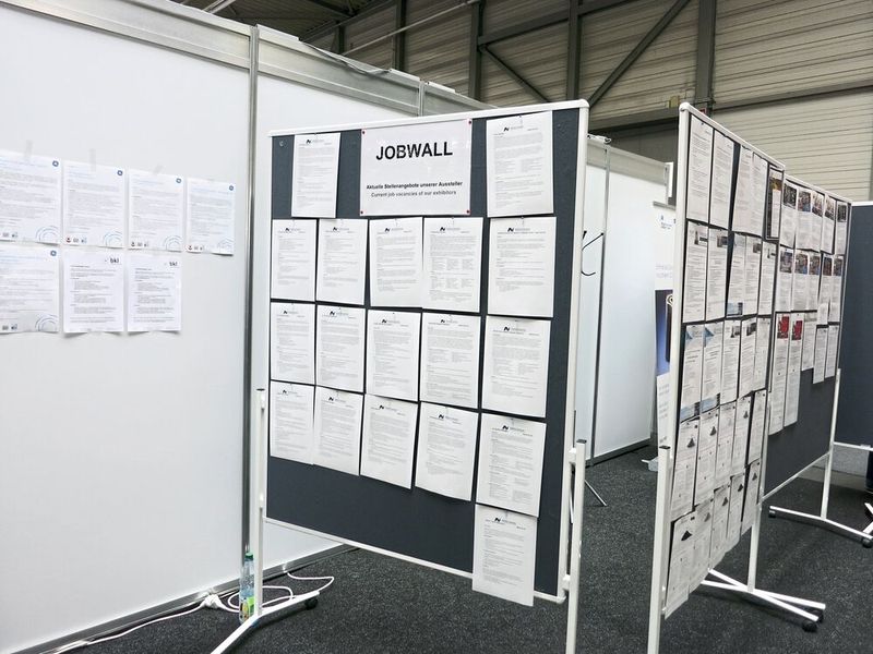 Fachkräfte gesucht – die Jobwall auf der Rapid.Tech zeigt, was die Job-Plattform Joblift Anfang des Jahres herausgefunden hat: In den jüngsten beiden Jahren wurden über 6.000 Stellen im Umfeld der additiven Fertigung geschaffen. Alleine 2017 betrug das Wachstum bemerkenswerte 88 Prozent gegenüber dem Vorjahr. Für diesen Aufschwung sorgten vor allem Kleinunternehmen. Sie inserierten 2017 mehr als doppelt so häufig wie noch im Vorjahr. (Bild: Schäfer / Devicemed)