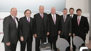 Der Vorstand des Evonik-Konzerns minimiert sich (von links): Tacke geht, Weber bleibt als Personalvorstand, Müller tritt zurück und geht, Engel übernimmt den Vorstandsvorsitz, Oberholz geht, Schörner legt sein Mandat im Vorstand nieder, bleibt jedoch Vorsitzender der Geschäftsführungen der Evonik Immobilien GmbH sowie der Evonik Wohnen GmbH, und Wagner bleibt als Finanzvorstand.  (Bild: Evonik Industries)
