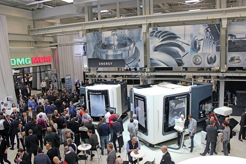 Wie jedes Jahr herrscht gute Stimmung unter den Gästen der traditionellen Hausausstellung von DMG Mori in Pfronten. (Sonnenberg)