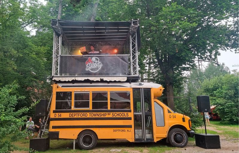 Ein DJ sorgt für musikalische Einlagen am Gaswerksgelände.  (©Vogel IT-Medien)