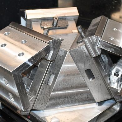 Drei Werkstücke kommen in einer Aufspannung fix fertig von der Maschine: Manuelle Entgratprozesse wurden durch das Kombiwerkzeug «VEX» von Heule abgelöst. (Bild: Heule)