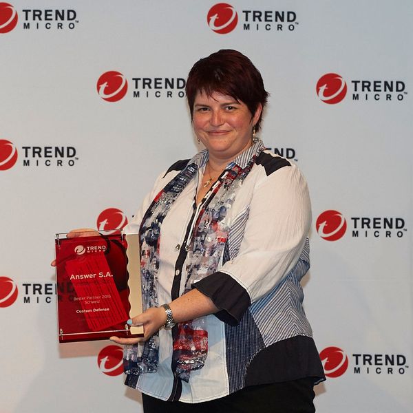 Bester Partner 2015 Schweiz „Custom Defense“: Answer S.A., die nicht vor Ort sein konnten. Deswegen präsentierte Claire Horlent, Distribution Account Manager bei Trend Micro Schweiz, den Award. (Trend Micro)