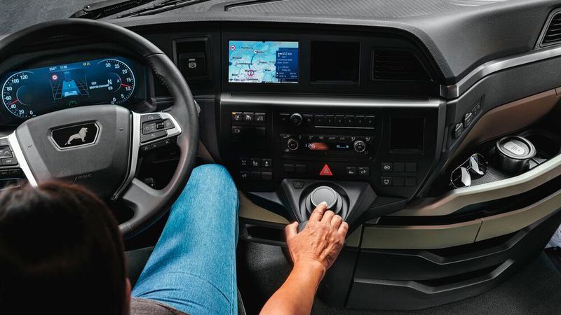 Was die Fahrerhäuser der neuen MAN-Truck-Generation alle gemeinsam haben: größtmögliche Platzausnutzung, zahlreiche Sicherheitsfeatures und eine hochwertige, gemütliche Ausstattung. Das Layout des Cockpits gliedert sich in eine Bedien- und eine Ableseebene. Griffgünstig liegen die Bedienelemente und Taster, weiter entfernt die Anzeigen und Displays. Das erleichtert die Anpassung der Augen beim Wechsel von der Fernsicht auf den Verkehr draußen zu den Instrumenten innen. Das Infotainment steuert der Fahrer nun intuitiv mit Smart Select, einem Dreh/Drücksteller.  (Bild: MAN)