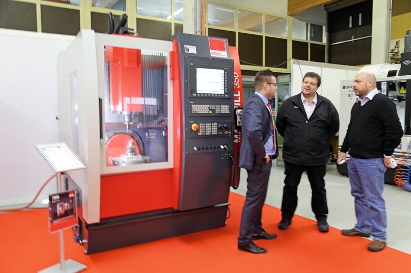 Interessierte Besucher bei der Schweizer Premiere der Emco Maxmill 350, einem kompakten 5-Achs-Bearbeitungszentrum für eine profitable Kleinteilefertigung. (Anne Richter, SMM)